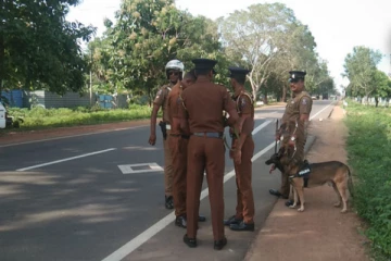 கிளிநொச்சியில் மோப்பநாய்களுடன் களமிறங்கிய பொலிஸார்