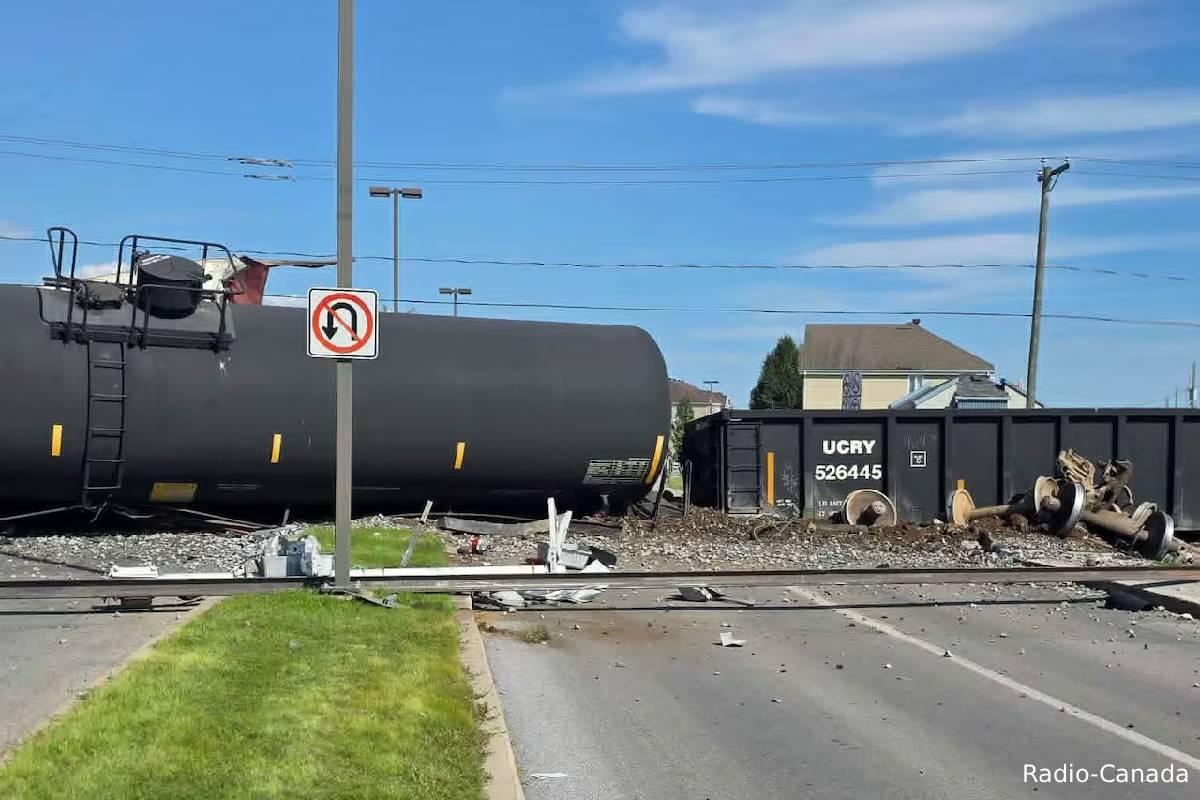 கனடாவில் தடம்புரண்ட சரக்கு ரயில்: சில தகவல்கள் | Goods Train Trails In Canada Le Gardeur