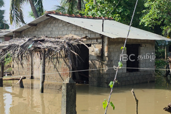 உடைந்த மாவிலாறு அணை: பாதிக்கப்பட்ட மக்கள்: தொடரும் மீட்பு பணி | Mavil Aru Reservoir Bund Breached In Many Places உடைந்த மாவிலாறு அணை: பாதிக்கப்பட்ட மக்கள்: தொடரும் மீட்பு பணி | Mavil Aru Reservoir Bund Breached In Many Places