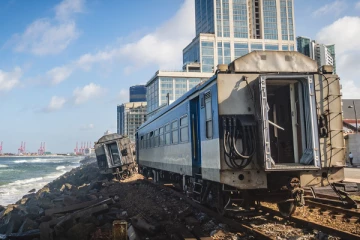 கொழும்பில் தடம் புரண்ட தொடருந்து: திருத்தும் பணிகள் தீவிரம் (படங்கள்)