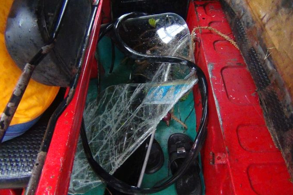 பள்ளத்தில் பாய்ந்த முச்சக்கர வண்டி- ஸ்தலத்தில் நபர் பலி! - ஐபிசி தமிழ்