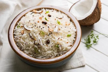 வீடே மணமணக்க தேங்காய் பால் சாதம் செய்வது எப்படி?