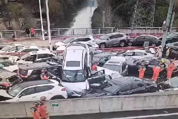 100-க்கும் மேற்பட்ட கார்கள் மோதி விபத்து; ஸ்தம்பித்த போக்குவரத்து - என்ன காரணம்?