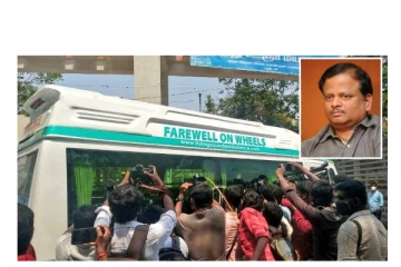 ஆம்புலன்ஸ் கண்ணாடி வழியே எட்டிப் பார்த்து, கண்ணீர் விட்டு கதறி அழுத கே.வி. ஆனந்த் குடும்பம்