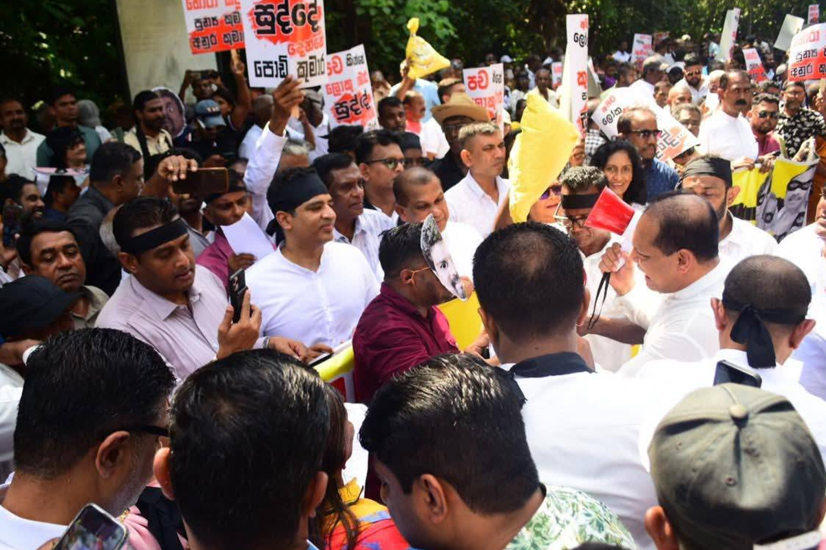 நாடாளுமன்றத்திற்கு முன் போராட்டத்தில் குதித்த எதிர்க்கட்சி ; கடும் போக்குவரத்து நெரிசல் | Opposition Protest At Parliament