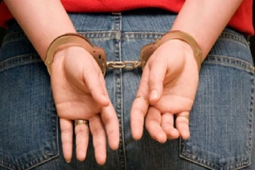 பிரபல தொலைக்காட்சி நாடகத்தில் நடிக்கும் நடிகைகள் விடுதியில் கைது