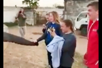 அருகில் நின்று புகைப்படம் எடுத்த சிறுமியை தாக்கிய யானை  - பதற வைக்கும் வீடியோ வைரல்