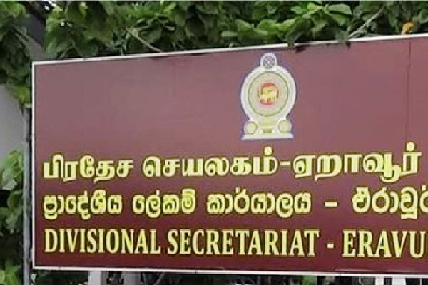 அலுவலக பணியாளரை செருப்பு தூக்கவைத்த நிர்வாக அதிகாரி; தலைவிரித்தாடும் அதிகார துஸ்பிரயோகம்! | Administrative Officer Made Worker Lift His Shoes அலுவலக பணியாளரை செருப்பு தூக்கவைத்த நிர்வாக அதிகாரி; தலைவிரித்தாடும் அதிகார துஸ்பிரயோகம்! | Administrative Officer Made Worker Lift His Shoes