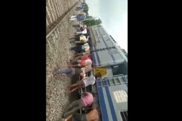 நடுவழியில் பழுதடைந்து நின்ற ரயில் - கைகளால் தள்ளிச்சென்ற வீடியோ வைரல்