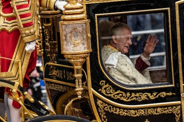 மன்னர் சார்லஸ் முடிசூட்டு விழாவிற்கு 2,000 கோடி ரூபாய் செலவு: கொந்தளிக்கும் மக்கள்