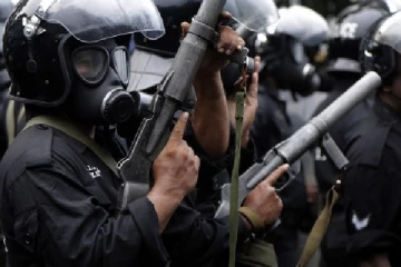 கண்ணீர் புகைக்குண்டு தாக்குதல் ஆயுதம் வெடித்து பொலிஸ் அதிகாரி பலி