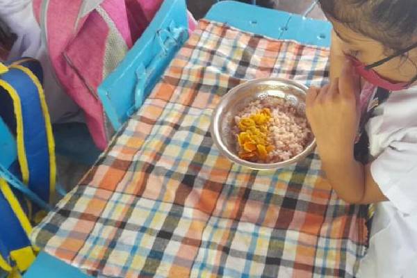 பாடசாலை மாணவர்கள் அறுவர் வைத்தியசாலையில் அனுமதி | Six School Students Admitted To Hospital