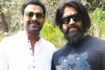 இருந்த கொஞ்சநெஞ்ச பேரையும் கெடுத்துட்டாங்க! கேஜிஎஃப் இயக்குனரின் காலில் பிரபாஸ்..