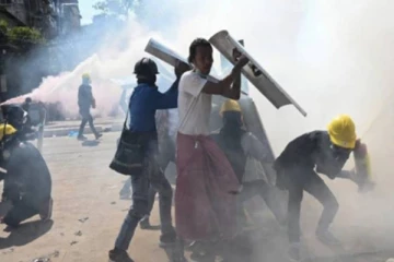 போலீசார் துப்பாக்கி சூடு: ஒரே நாளில் 114 பேர் சுட்டுக் கொலை