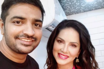சன்னி லியோன் பின்னாடியே சுற்றும் சதீஷ், புகைப்படத்துடன்
