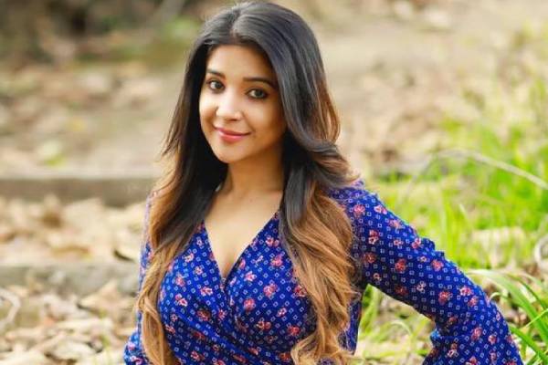 பிறந்தநாளில் அரைகுறை பீச் உடையில் போட்டோ ஷுட் நடத்திய சாக்ஷி அகர்வால்-இதோ பாருங்க