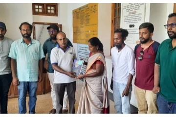 கோட்டா கோ கம நூலகத்தில் இருந்து யாழ். பொதுசன நூலகத்திற்கு  நூல்கள் அன்பளிப்பு (படம்)