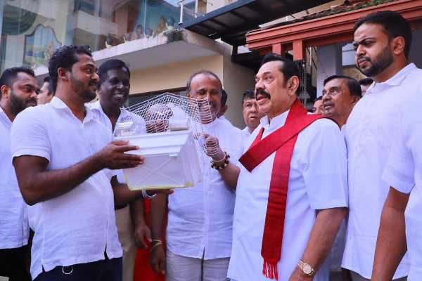 இன்று 77வது பிறந்தநாளை கோலாகலமாக கொண்டாடிய மஹிந்த !(Photos) | Mahinda Rajapaksa Celebrated His 77Th Birthday