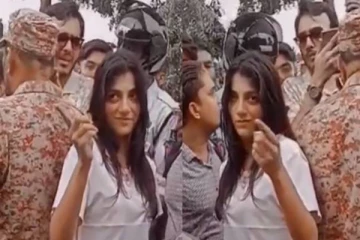 விபத்தில் இருவரை கொன்றுவிட்டு வில்லத்தனமாக சிரித்த தொழிலதிபரின் மனைவி! வைரல் வீடியோ