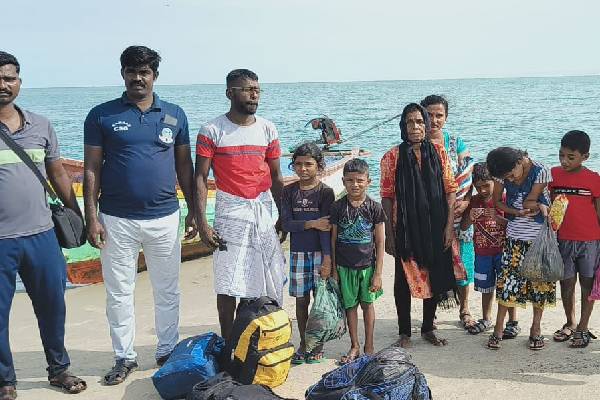 இலங்கையில் இருந்து சென்றவர்களின் தாகம் தணித்த தமிழக பொலிஸார்! (Photos) | Tamil Nadu Police Quenched The Thirst Lankan