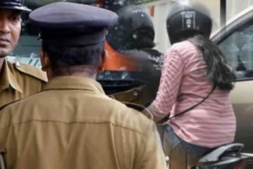 பொலிஸ் அதிகாரியை தலைக்கவசத்தால் தாக்கிய பெண்!