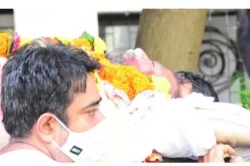 பிரபல இயக்குனரின் நெஞ்சை உருக்கும் இறுதி நிமிடங்கள்! கண்ணீர் விட்டு கதறி அழும் நடிகை... இதயத்தை நொருக்கும் புகைப்படங்கள்