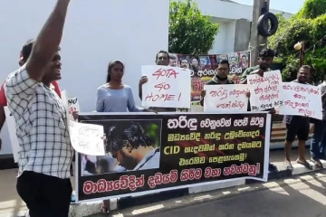 ஊடகவியலாளர் தரிந்து சி.ஐ.டி. விசாரணைக்கு அழைப்பு: நீர்கொழும்பில் போராட்டம் (PHOTOS)