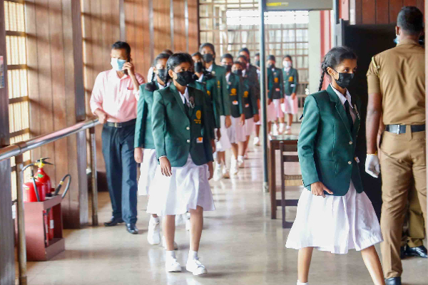 வரலாற்றில் முதல் முறையாக பதிவான நிகழ்வு!(Photos) | School Students During The Budget Speech