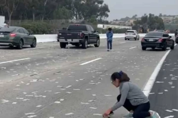 அமெரிக்காவில் காற்றில் பறந்த பணம்....கூட்டமாக அள்ளிச்சென்ற மக்கள்