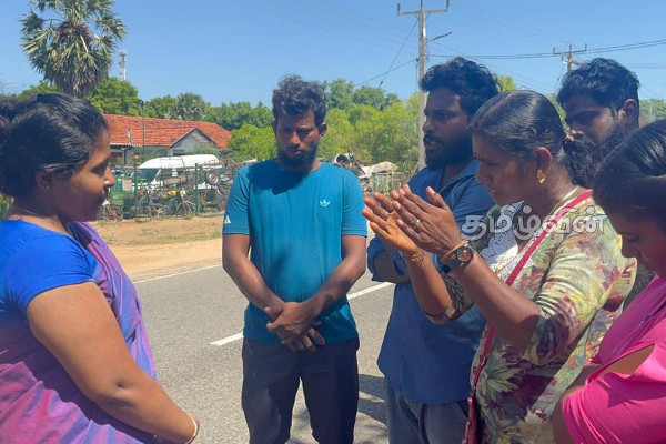 குச்சவெளி - பெரியமலையில் கற்கள் உடைப்புக்கு எதிர்ப்பு தெரிவித்து ஆர்ப்பாட்டம் (Photos) | Trincomalee Protest In Kuchchaveli