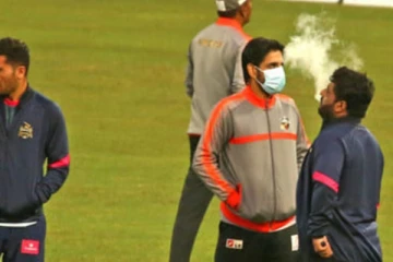 மைதானத்தில் மூத்த வீரர்களுக்கு முன் சிகரெட் அடித்த பிரபல கிரிக்கெட் வீரர்! வைரலான புகைப்படம்