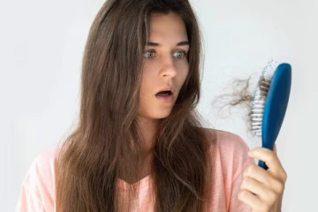 முடி கொட்டுவதை தவிர்க்க வேண்டுமா? சில எளிய டிப்ஸ்கள் இதோ உங்களுக்காக!