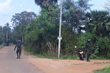 இராணுவத்தினரை மோதிச்சென்ற மரக்கடத்தல் வாகனத்தின் சாரதியை தேடும் படையினர்