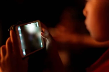 இளம்பெண் குளிப்பதை மறைந்து வீடியோ எடுத்த 15 வயது சிறுவன் - அலறிய பெண்!