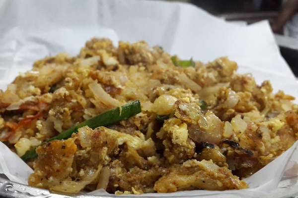 ரோட்டு கடை முட்டை கொத்து பரோட்டா சுடச் சுட வீட்டிலேயே செய்து ருசிக்கலாம்! | Kothu Parotta Egg Recipe