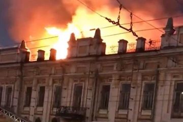 பற்றி எரியும் ரஷ்யா! வரலாற்று சிறப்பு மிக்க கலாச்சார கட்டிடத்தில் பயங்கர தீ!