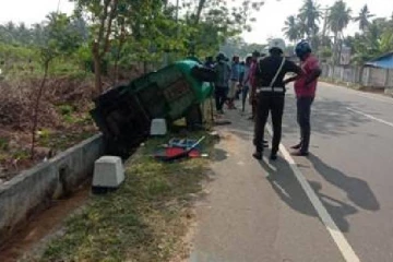 யாழ் வடமராட்சியில்  இடம்பெற்ற விபத்து;  6 பேர் மருத்துவமனையில்!