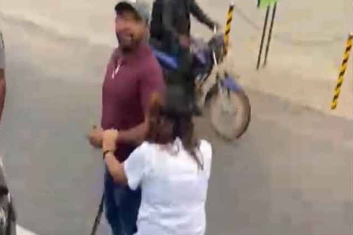 நடுவீதியில் திடீரென பேருந்தை மறித்து சாரதியை வாளால் தாக்க முயற்சித்த பெண் - பிறப்பிக்கப்பட்ட உத்தரவு | Woman Attack The Bus Driver With Sword நடுவீதியில் திடீரென பேருந்தை மறித்து சாரதியை வாளால் தாக்க முயற்சித்த பெண் - பிறப்பிக்கப்பட்ட உத்தரவு | Woman Attack The Bus Driver With Sword