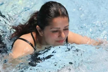 43 வயதில் நீச்சல் உடையில் பயங்கர கிளாமராக பிரபல நடிகை! வைரல் புகைப்படம்