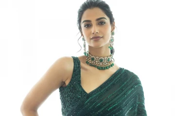 நடிகை மீனாட்சி சவுத்ரி பச்சை நிற சேலையில் அழகிய போட்டோஷூட்