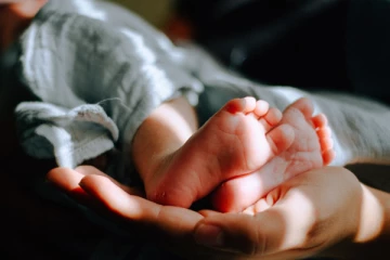 யாழில் அசைவற்று கிடந்த பச்சிளம் குழந்தை;  மருத்துவமனையில் பெற்றோருக்கு காத்திருந்த அதிர்ச்சி