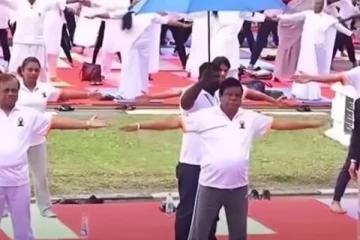 යෝගා වැඩසටහනේදී බන්දුලට කුඩ ඇල්ලීම ගැන විශේෂ පැහැදිලි කිරීමක්..