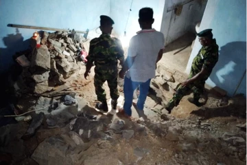 නිවසක් තුළ නිධන් හෑරු පස් දෙනෙකුට සිදුවූ දේ