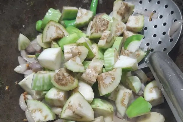 கத்தரிக்காய் வதக்கல் சட்னி செய்வது எப்படி? வெறும் 10 நிமிடம் போதும்.... ரிச் சுவையில் இனி ருசியுங்கள்! | Ennai Kathirikai Vathakal