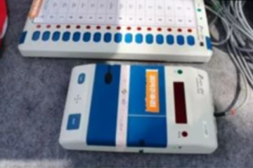 பலத்த போலீஸ் பாதுகாப்புடன் வாக்குச்சாவடி மையங்களுக்கு மின்னணு எந்திரங்கள் கொண்டு செல்லப்பட்டது