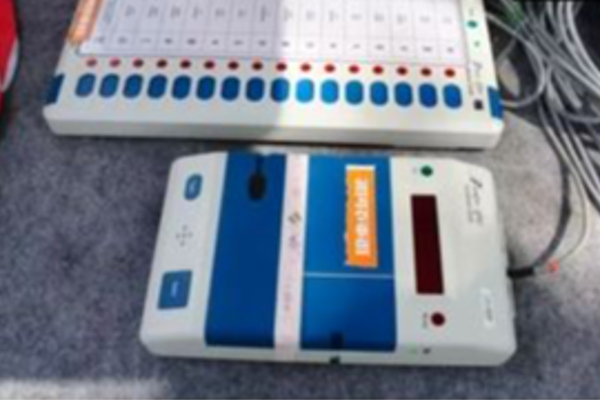 பலத்த போலீஸ் பாதுகாப்புடன் வாக்குச்சாவடி மையங்களுக்கு மின்னணு எந்திரங்கள் கொண்டு செல்லப்பட்டது - தமிழ்நாடு