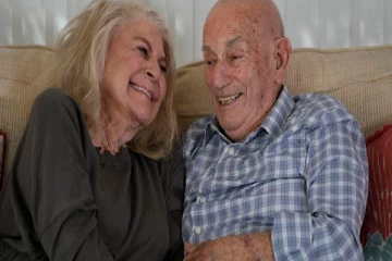 100 வயதான விமானப்படை வீரர் 96 வயது காதலியை மணக்கிறார்