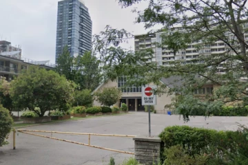 கனடாவில் பிறந்த சிசுவை பாதணி பெட்டியில் கைவிட்டுச் சென்ற தாய் கைது