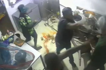 உணவகத்துக்குள் அத்துமீறி அட்டூழியம் ; உரிமையாளருக்கும் கொலை மிரட்டல்