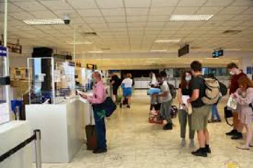 சுற்றுலாவை முடித்து கட்டுநாயக்க சென்ற வெளிநாட்டு தம்பதிக்கு ஏற்பட்ட நிலை